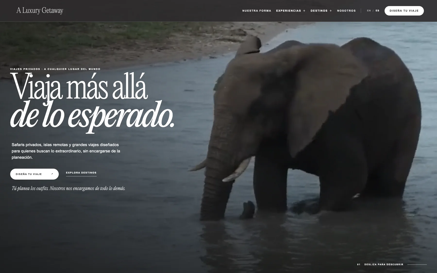 A Luxury Getaway home page: an elephant crossing a river at sunset with the headline “Viaja más allá de lo esperado.”
